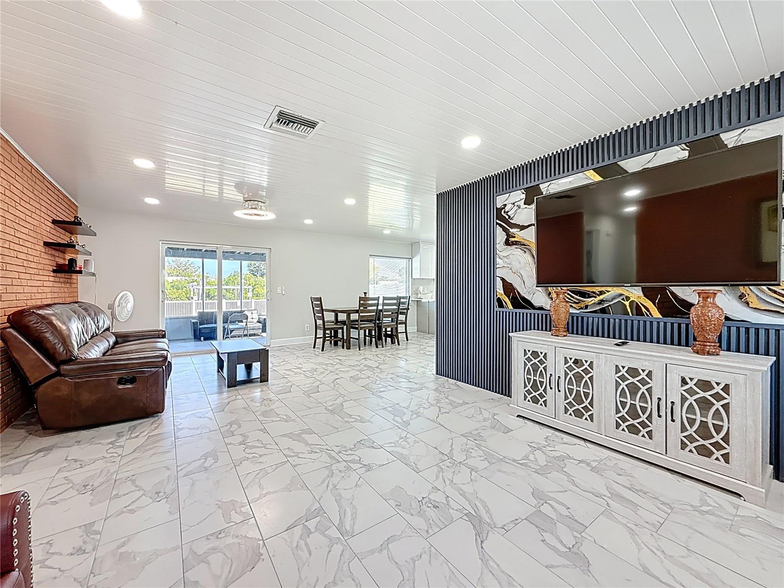 TAMPA SHORES INC 1 UNIT 3 - Residential Lease