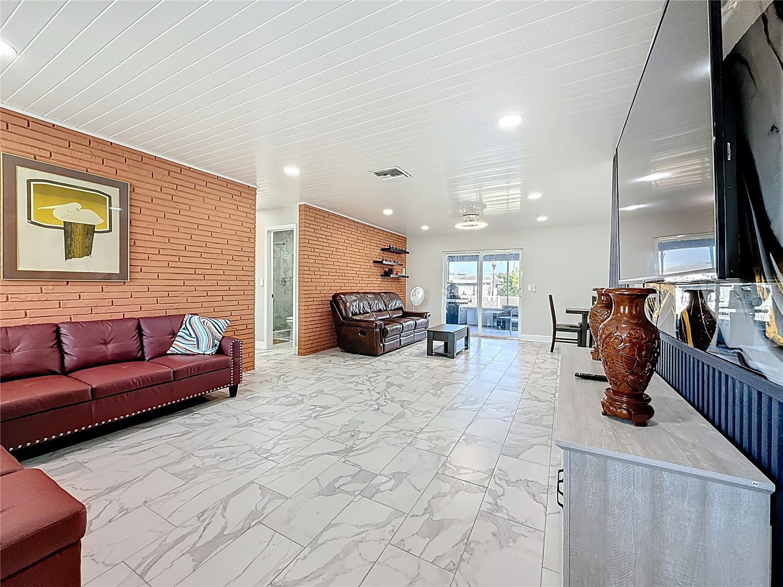 TAMPA SHORES INC 1 UNIT 3 - Residential Lease