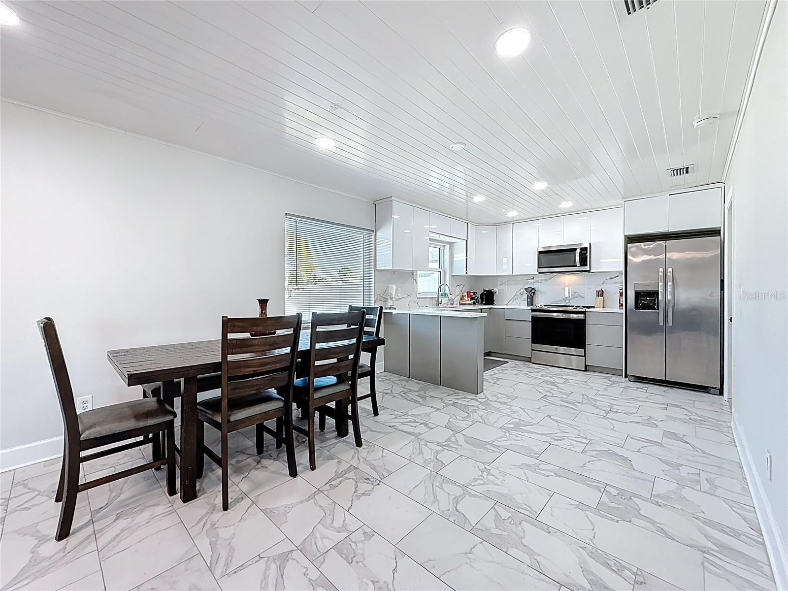 TAMPA SHORES INC 1 UNIT 3 - Residential Lease