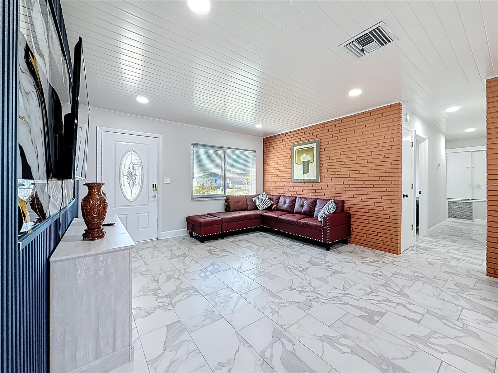 TAMPA SHORES INC 1 UNIT 3 - Residential Lease