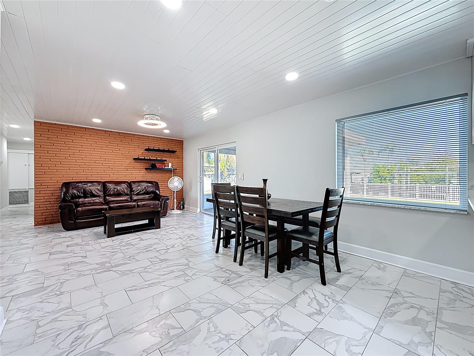 TAMPA SHORES INC 1 UNIT 3 - Residential Lease