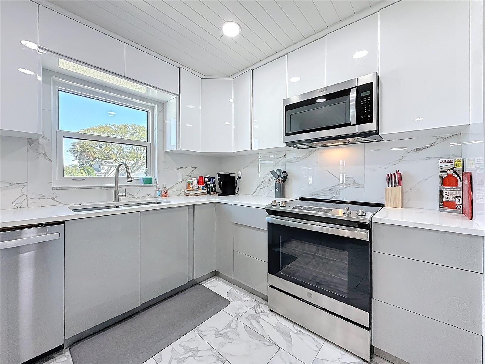 TAMPA SHORES INC 1 UNIT 3 - Residential Lease