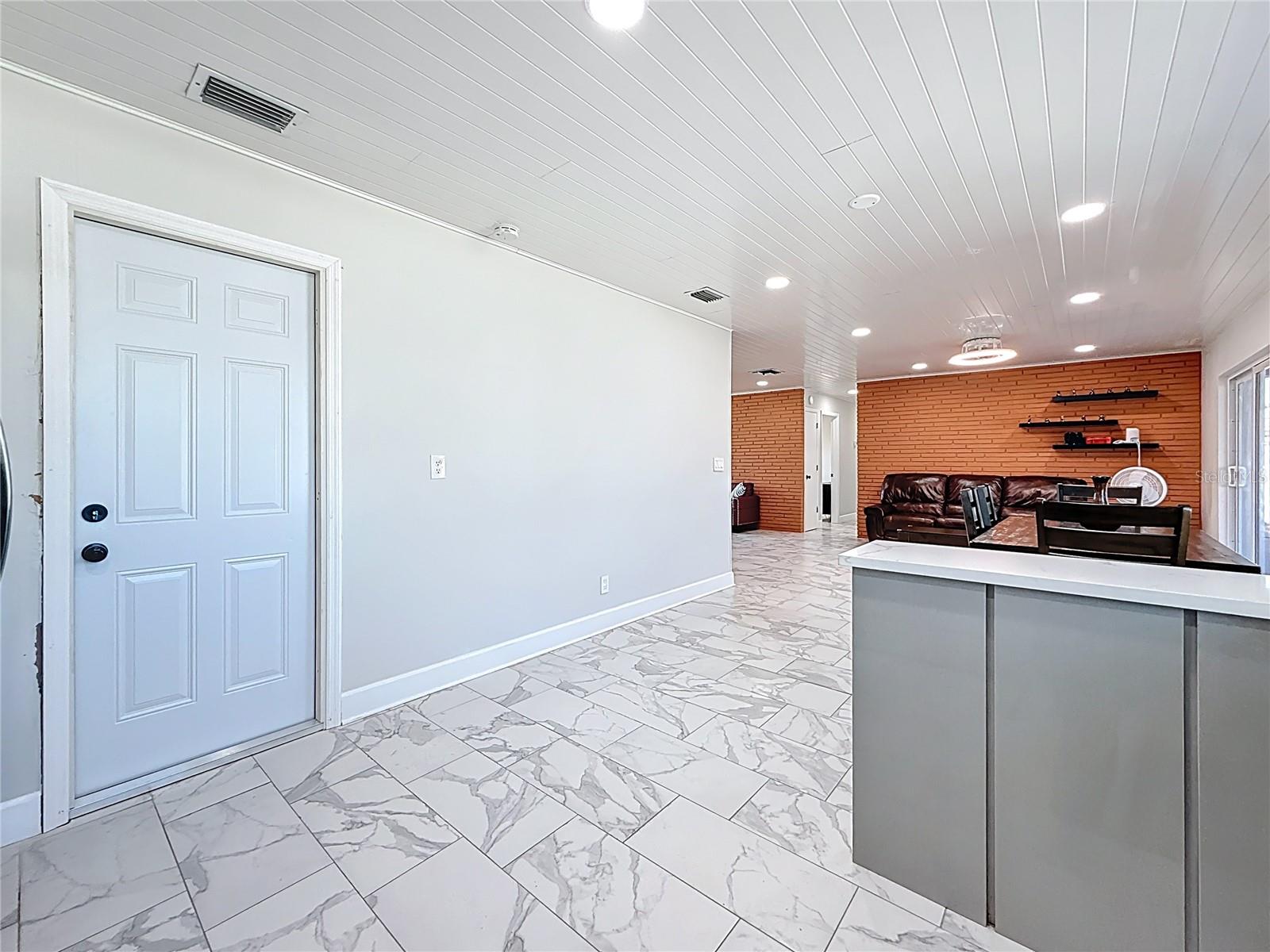 TAMPA SHORES INC 1 UNIT 3 - Residential Lease