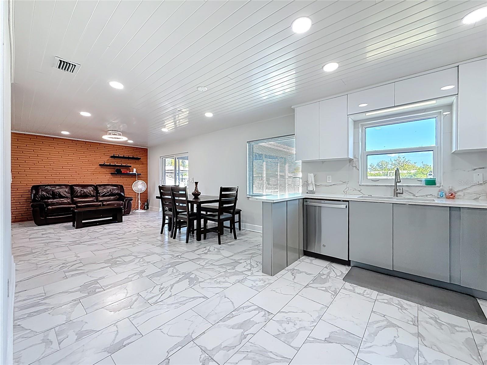 TAMPA SHORES INC 1 UNIT 3 - Residential Lease