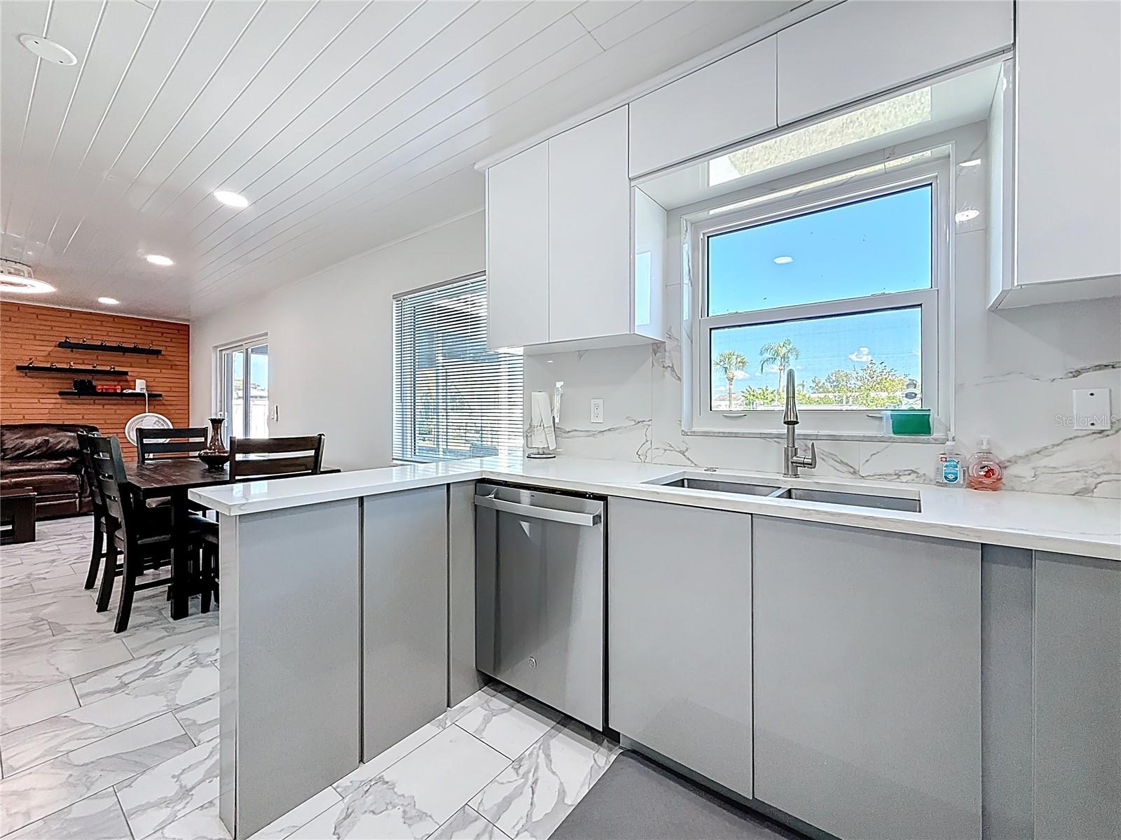 TAMPA SHORES INC 1 UNIT 3 - Residential Lease