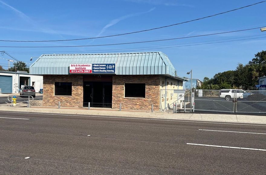 56,000 Vehicles / Day drive by your sign at this flexible Hillsborough Avenue location.
Direct access East & West Bound and shares ingress with Lowe's Home Improvement and other national retailers.
Previous tenant was a Music & Dance school - presently well suited to office or office heavy flex uses. 
2,350 MOL Square Feet | (4) private offices, (2) restrooms, large open space, conference and kitchenette, with OH door in the rear.