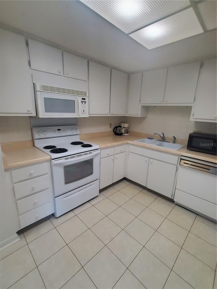 CONTINENTAL TOWERS INC CONDO - Residential Lease