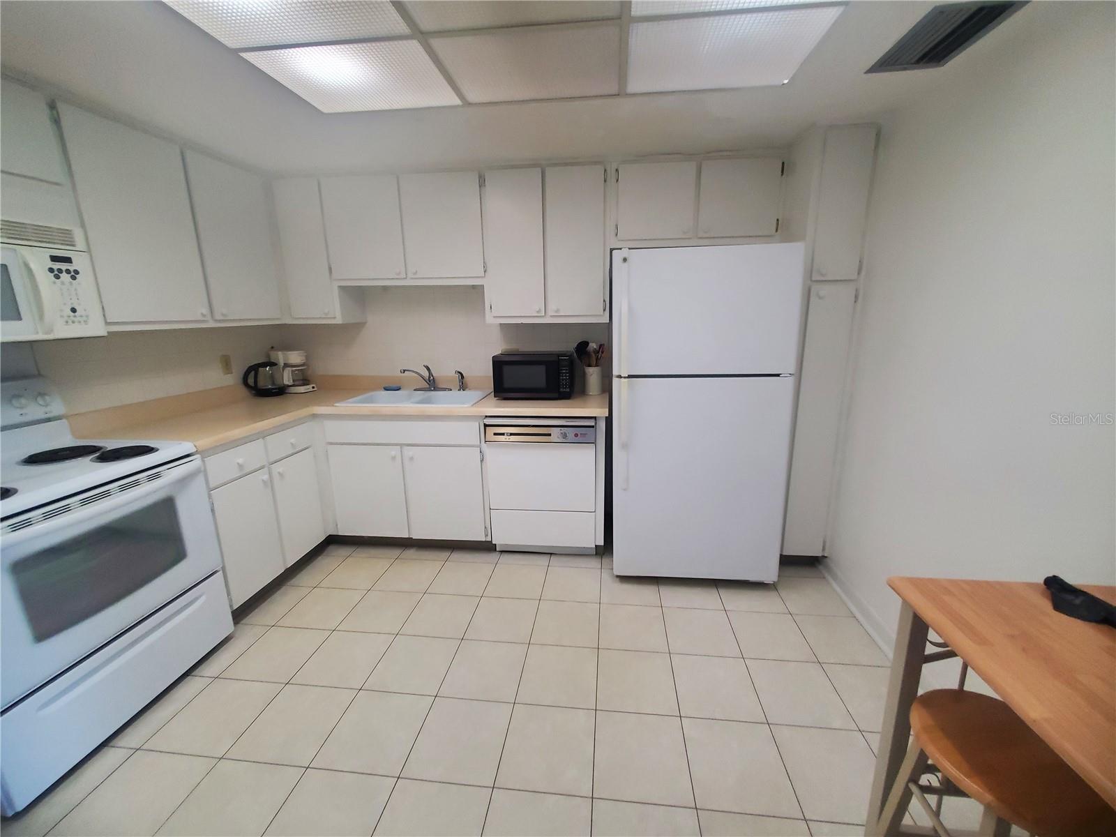 CONTINENTAL TOWERS INC CONDO - Residential Lease