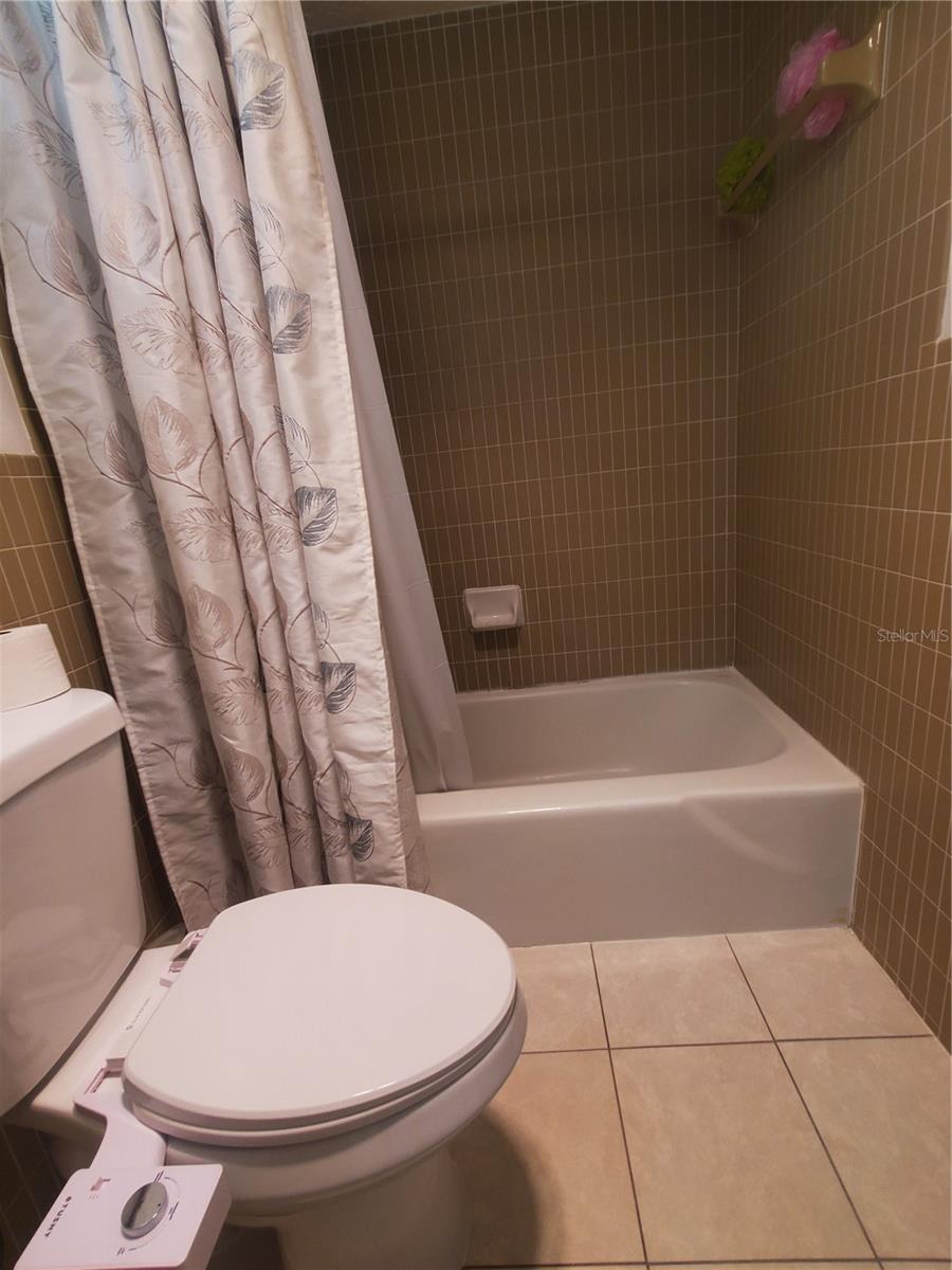 CONTINENTAL TOWERS INC CONDO - Residential Lease