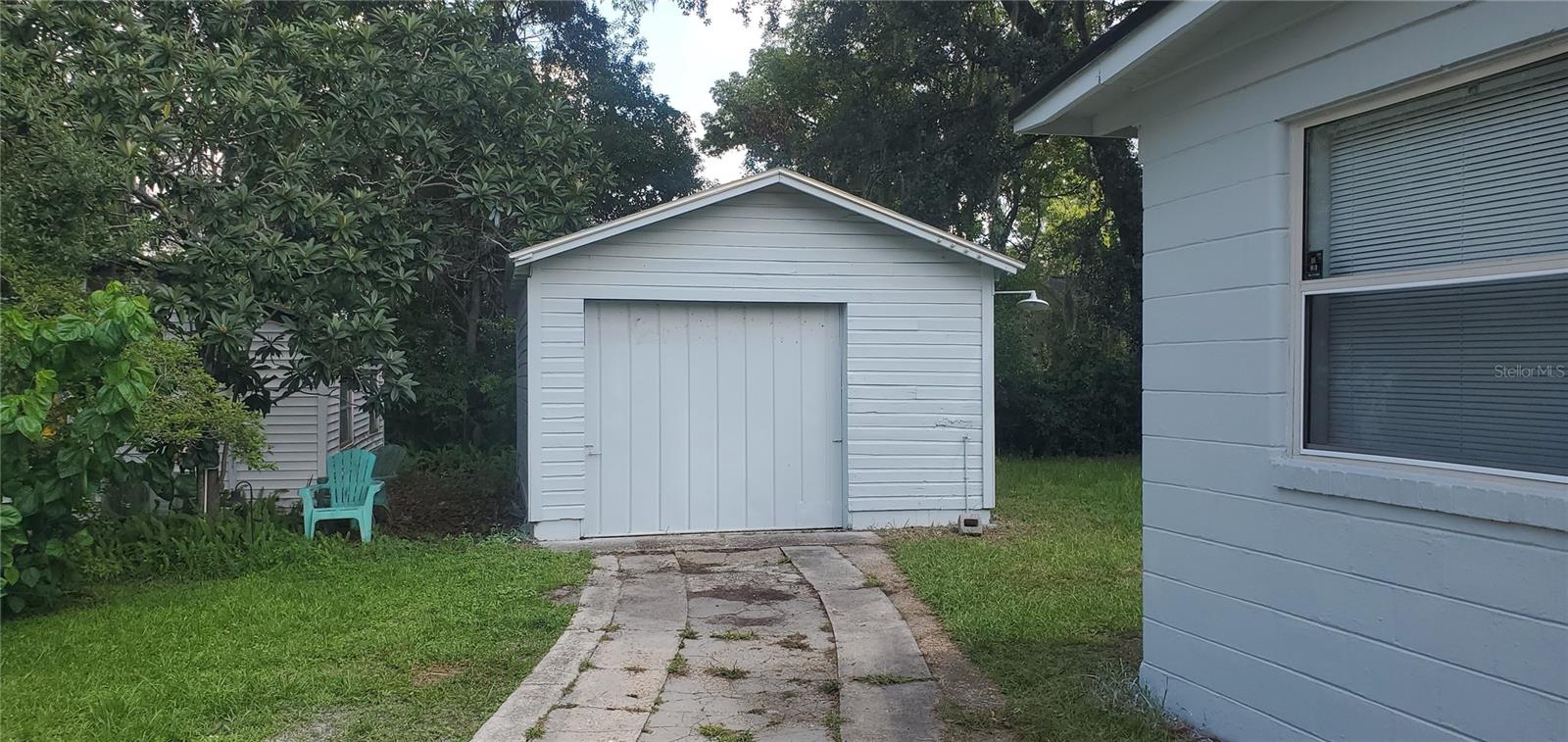 Freshly painted home with new appliances, ready for move in. Easy walking to public transit and a great neighborhood.
