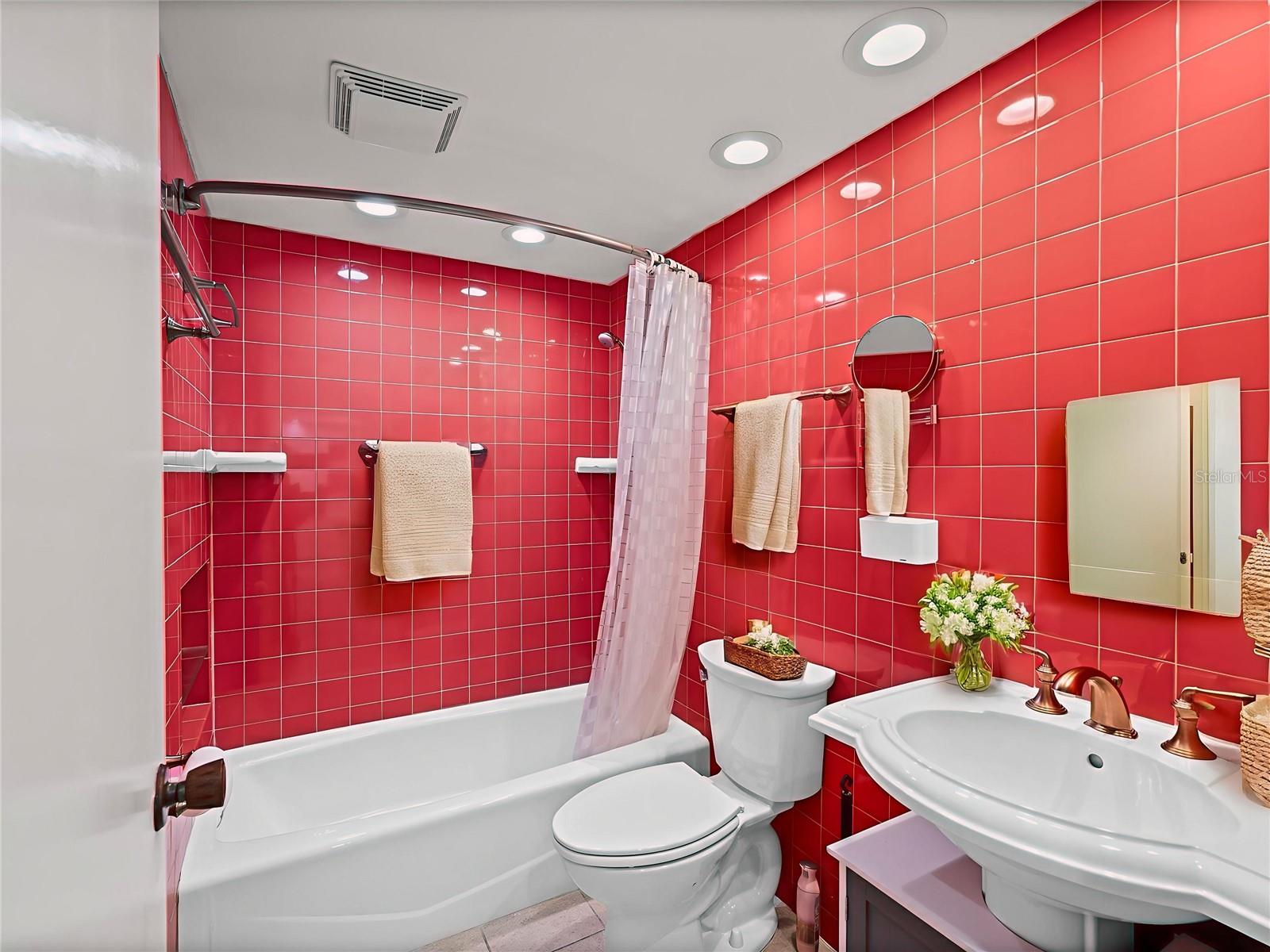 HOLIDAY LAKE VILLAS CONDO - Residential