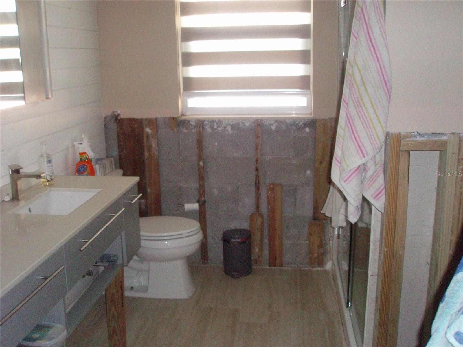 VENETIAN POINT - Land