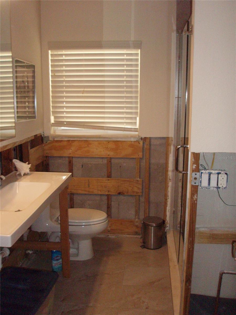 VENETIAN POINT - Land