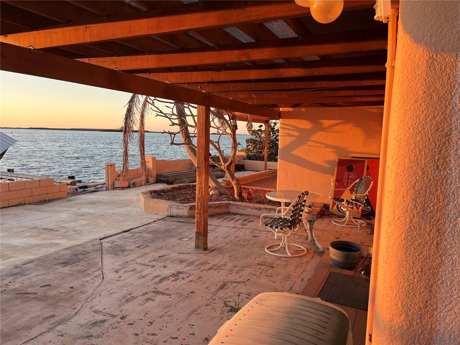 VENETIAN POINT - Land