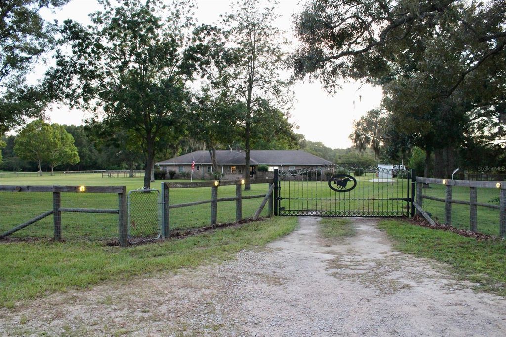 Photo of 17650 NW 71st Avenue, Trenton, FL 32693 (MLS # OM729053)
