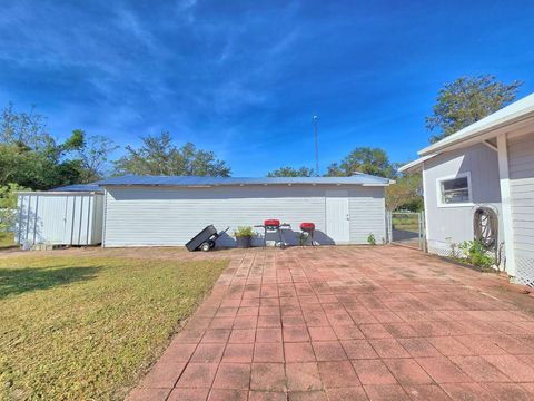 A home in LAKE WALES