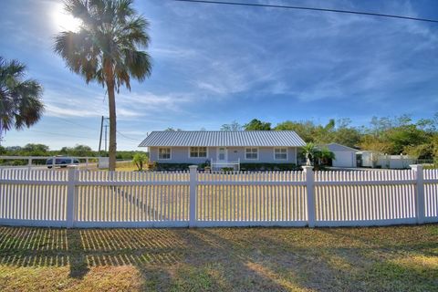 A home in LAKE WALES