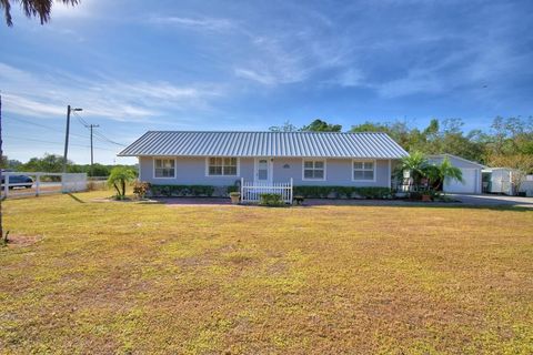 A home in LAKE WALES