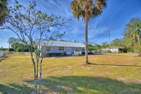 A home in LAKE WALES