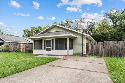 Photo of 737 NE 18th Street, Gainesville, FL 32641 (MLS # GC533721)