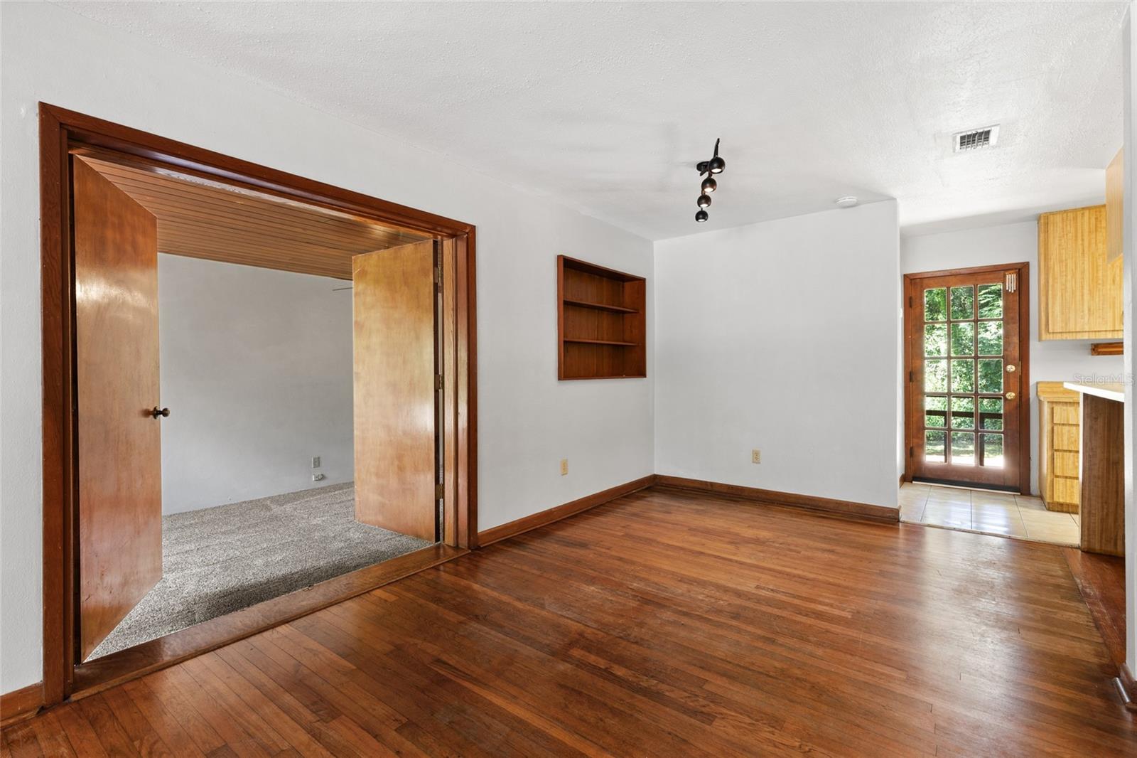 WOODLAND HILLS - Residential