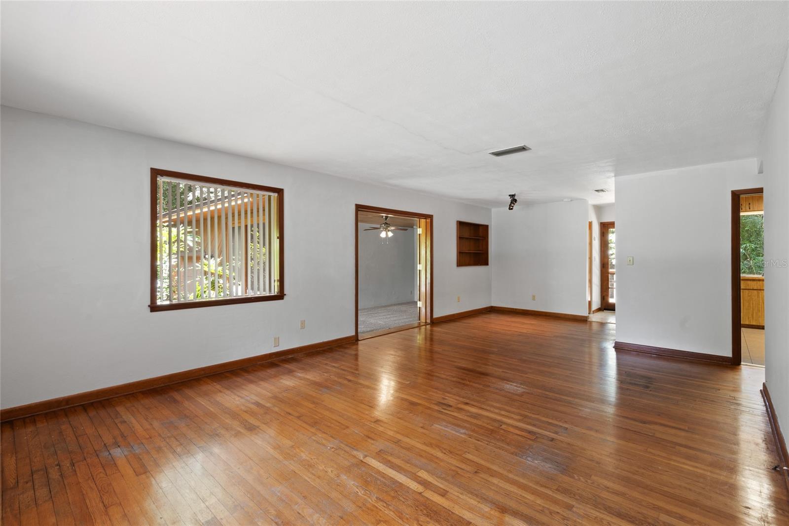 WOODLAND HILLS - Residential