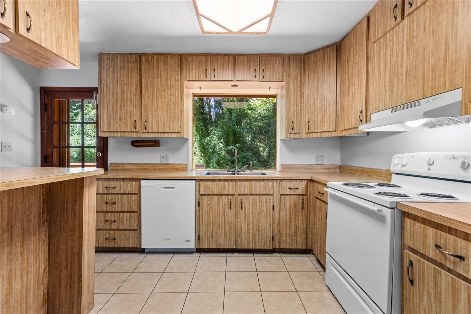 WOODLAND HILLS - Residential