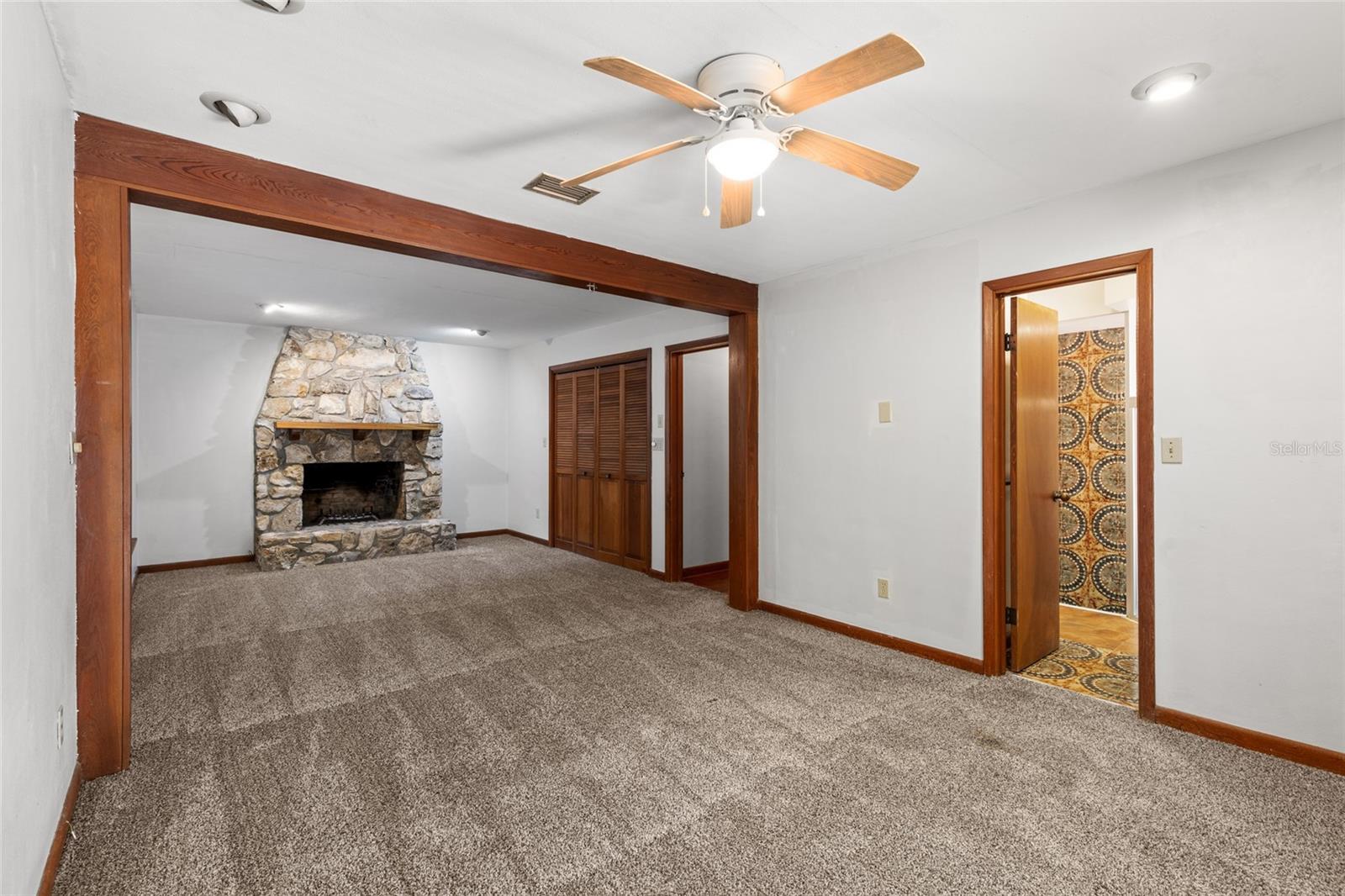 WOODLAND HILLS - Residential