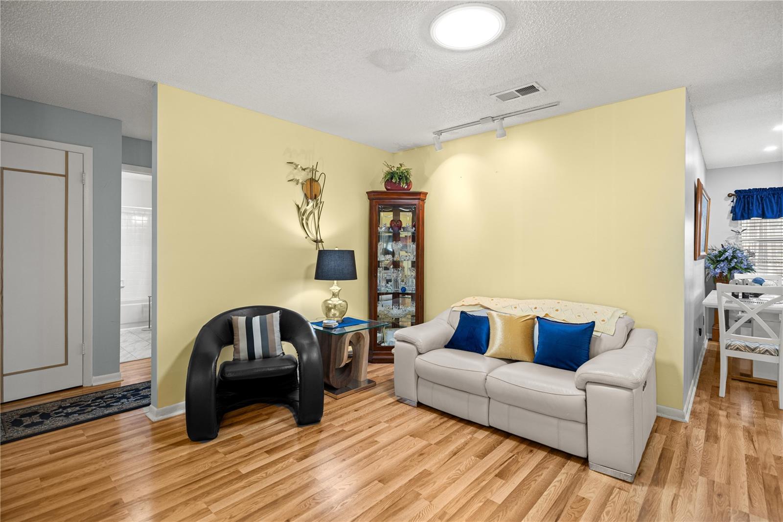 CIRCLE SQUARE WOODS - Residential