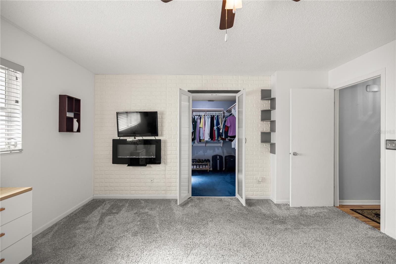 CIRCLE SQUARE WOODS - Residential