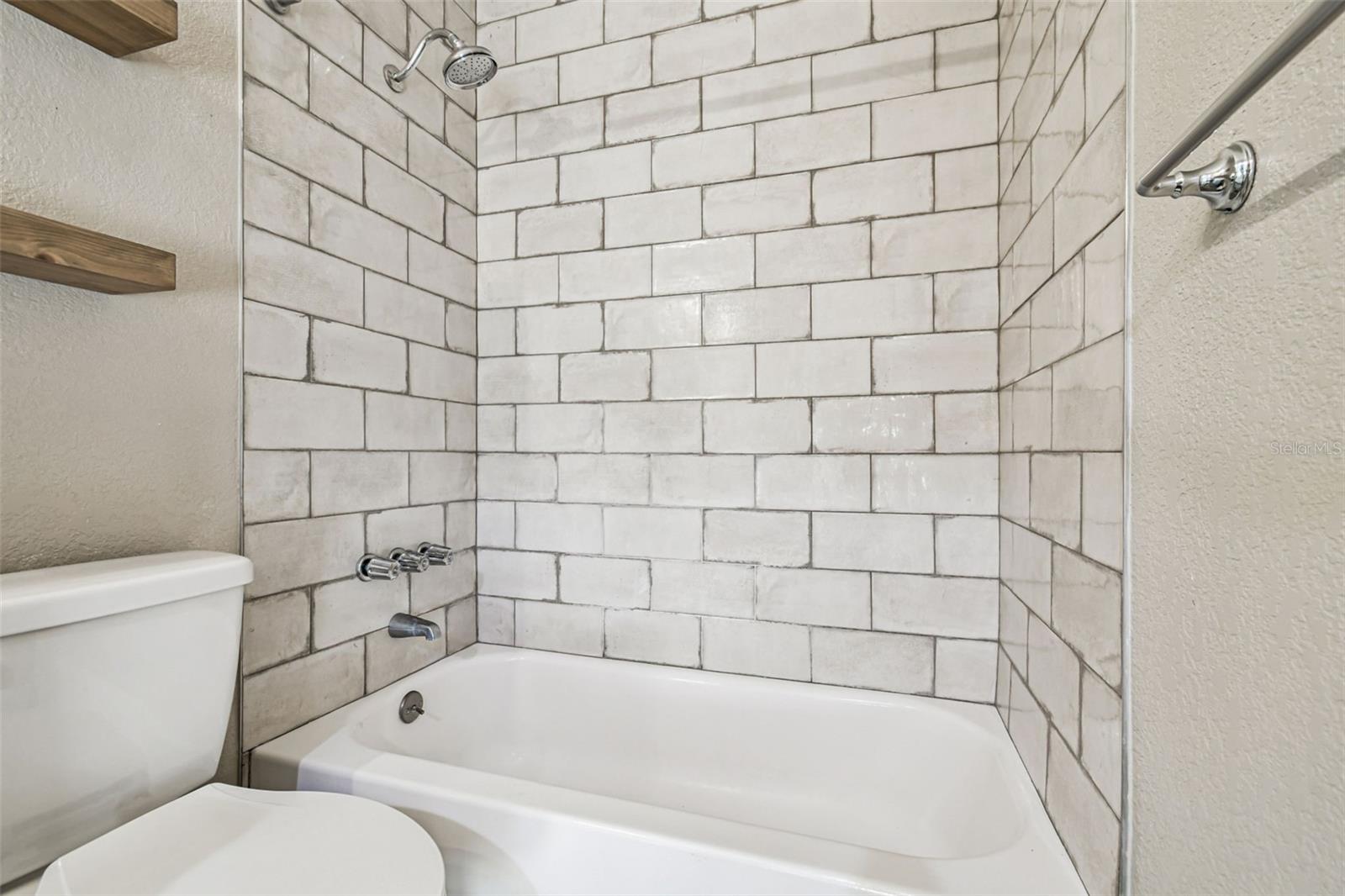 WHISPERING OAKS - Residential