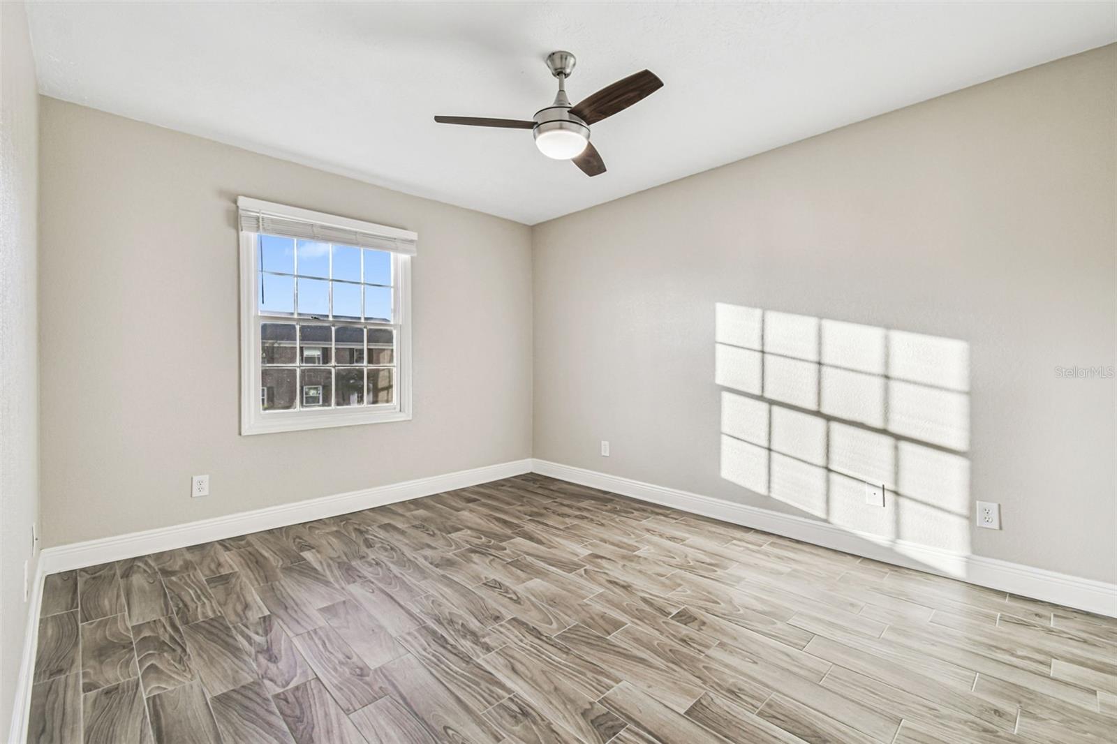 WHISPERING OAKS - Residential