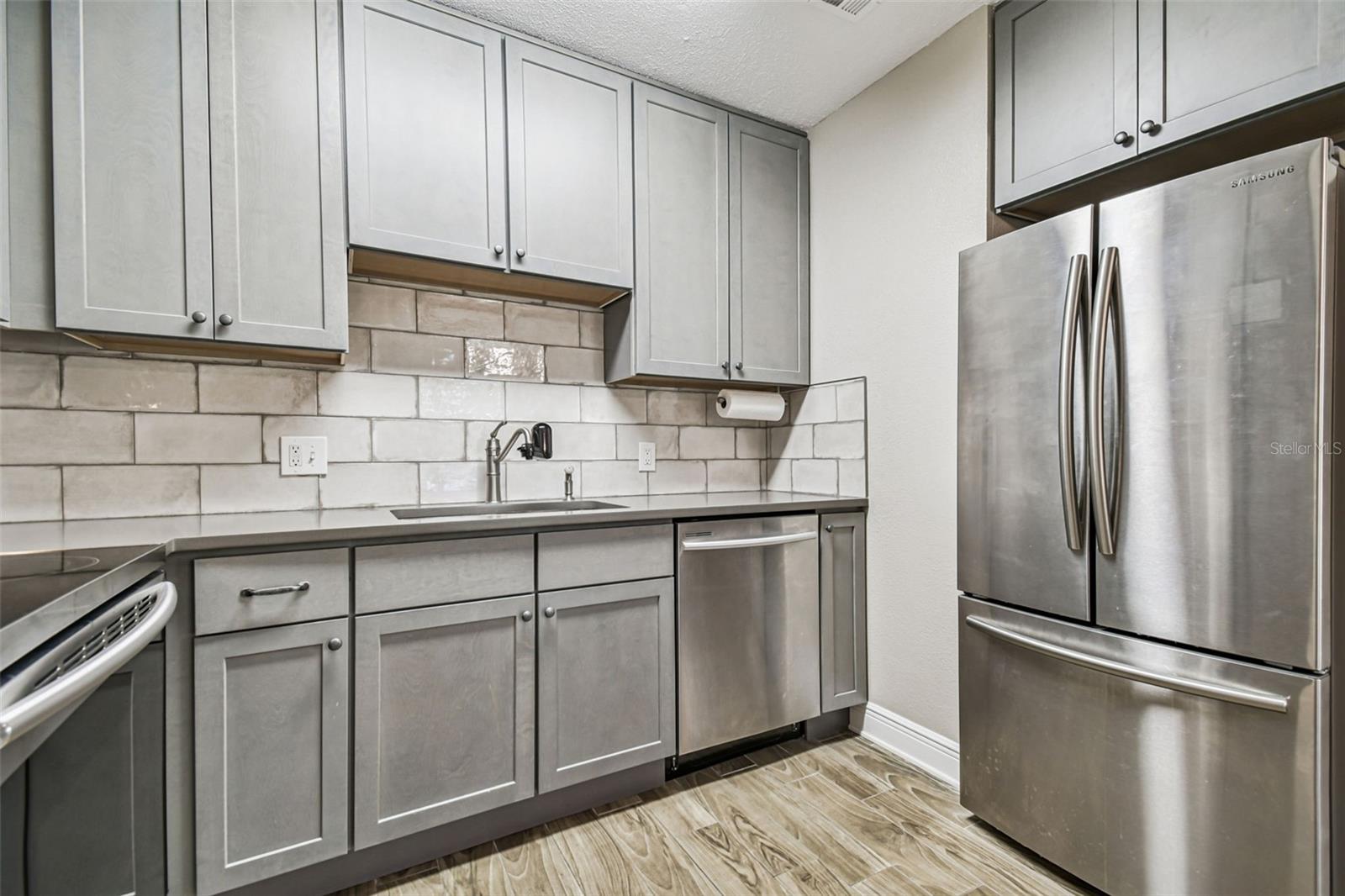 WHISPERING OAKS - Residential