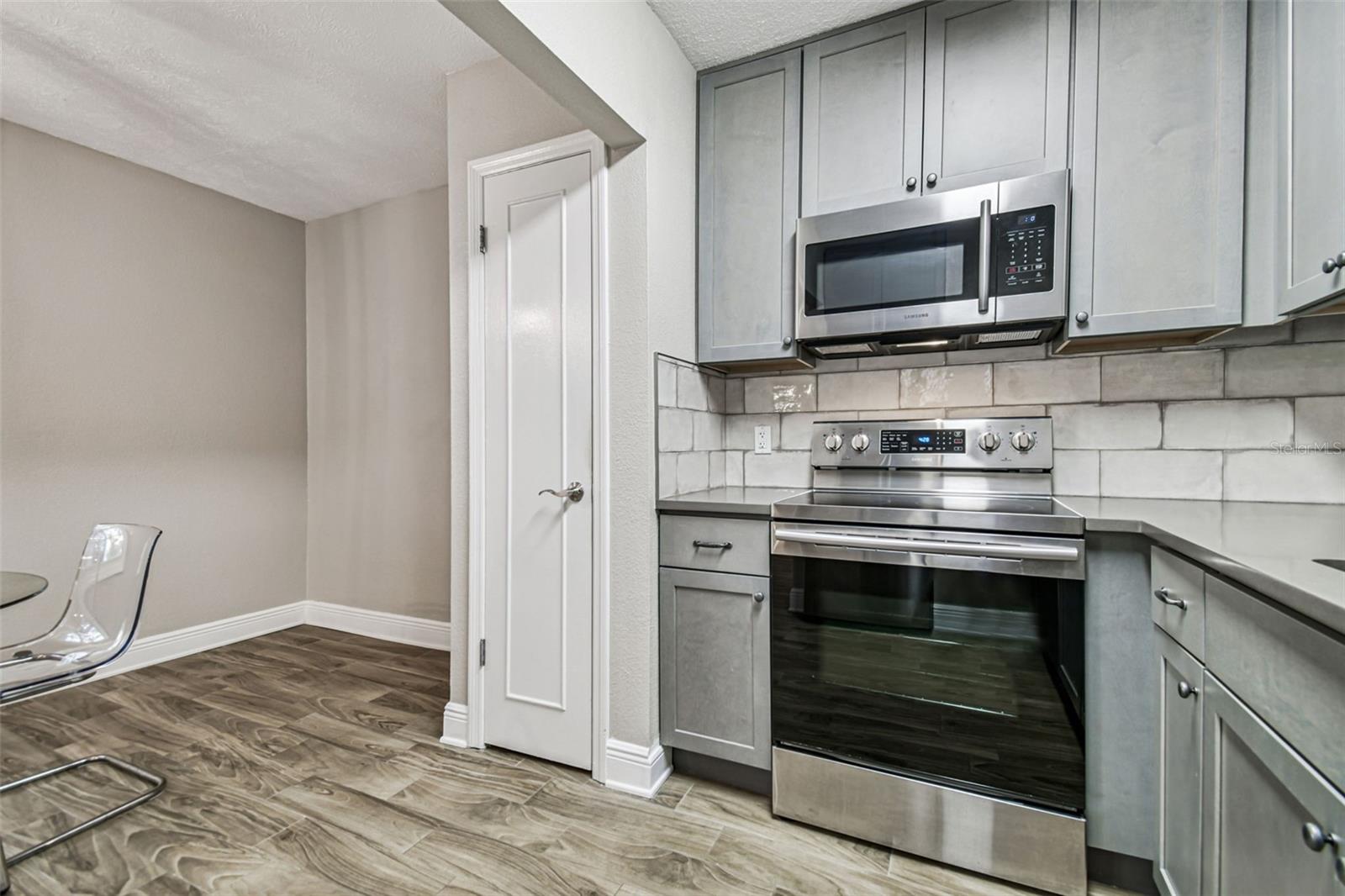 WHISPERING OAKS - Residential