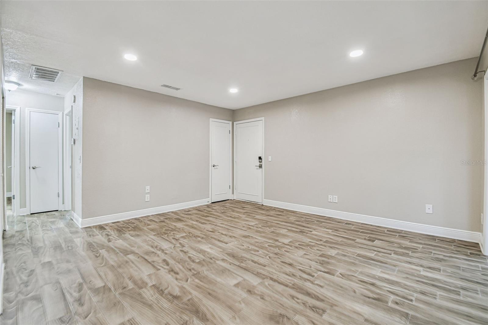 WHISPERING OAKS - Residential