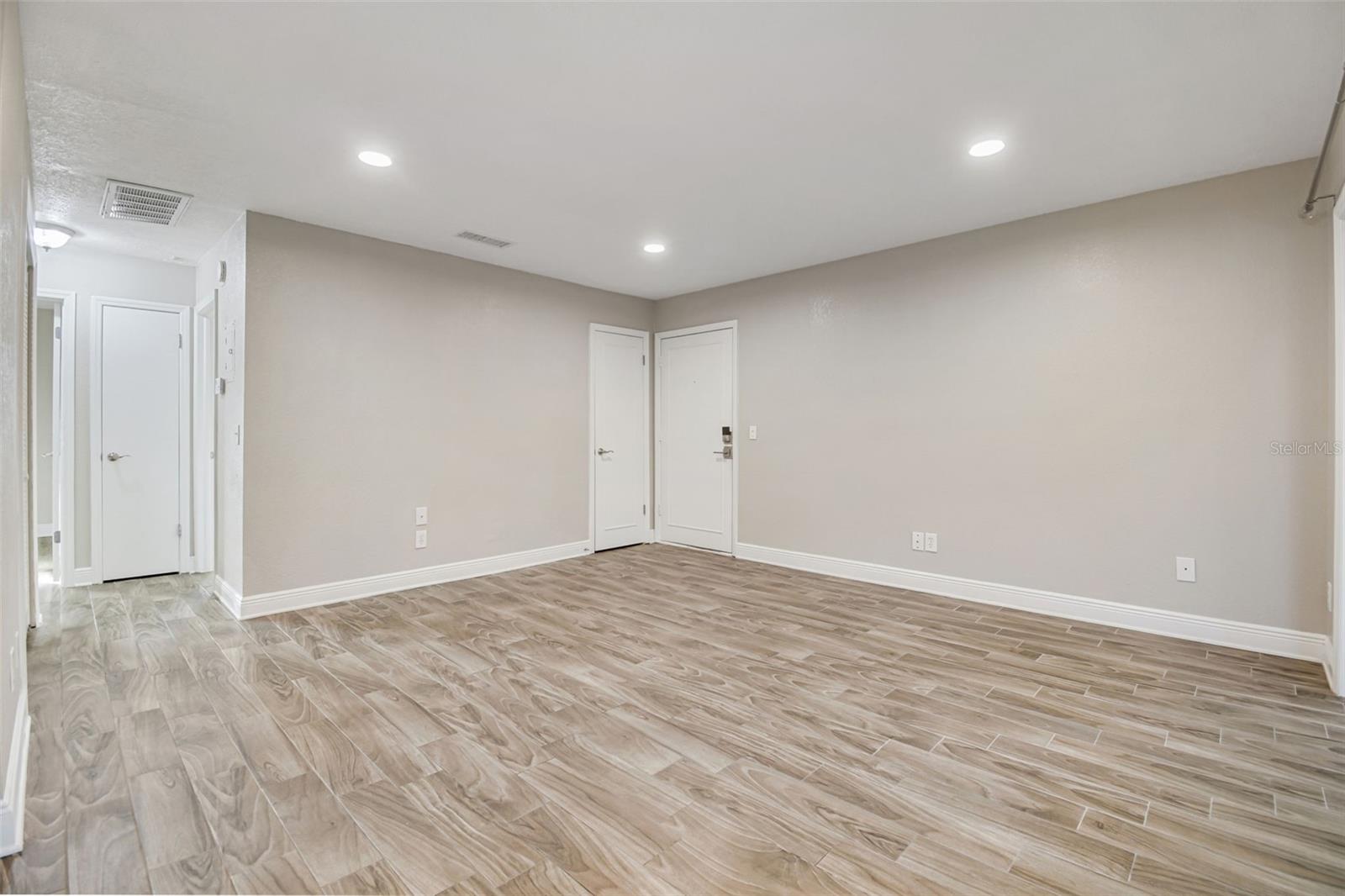 WHISPERING OAKS - Residential