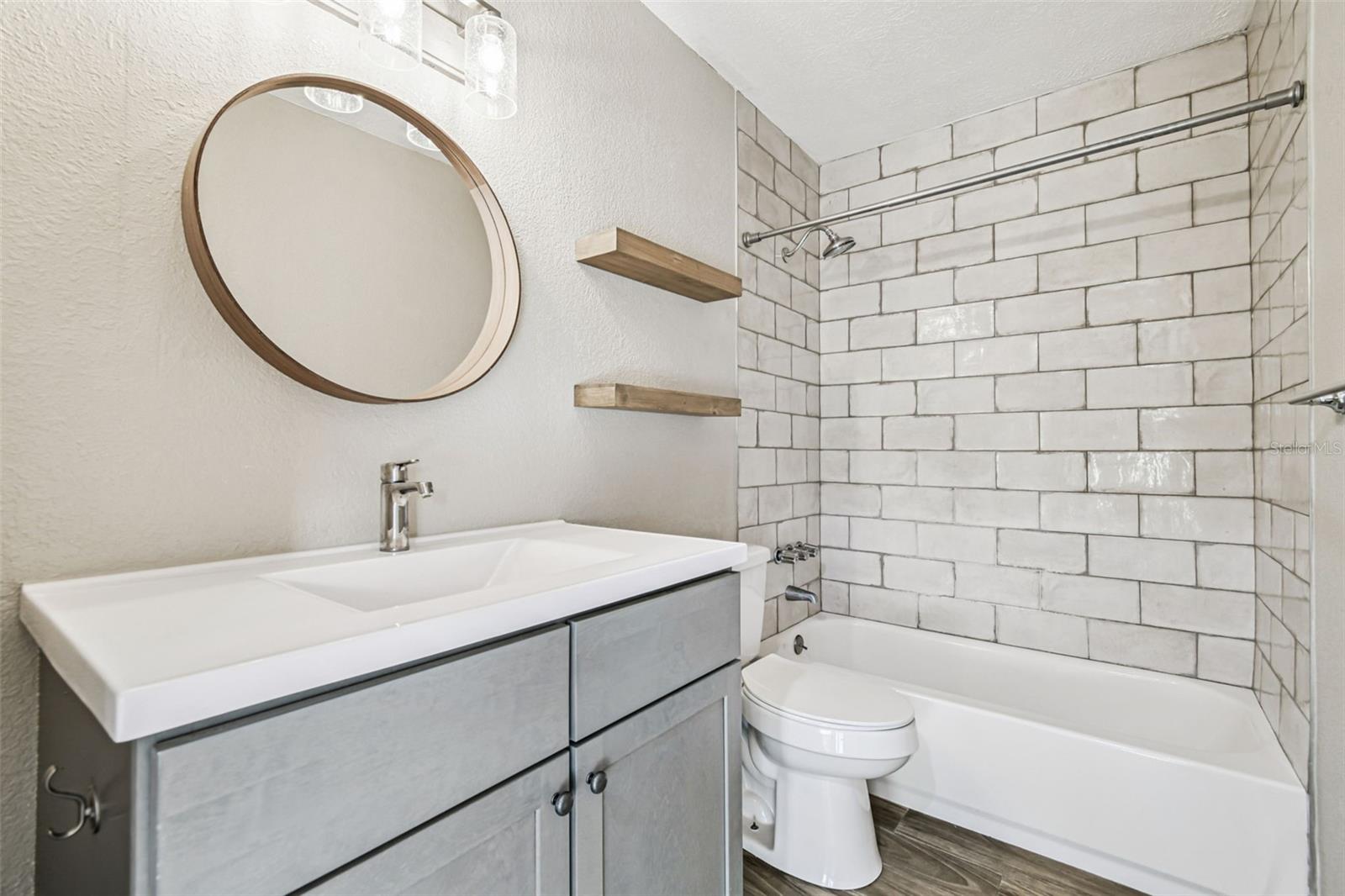 WHISPERING OAKS - Residential