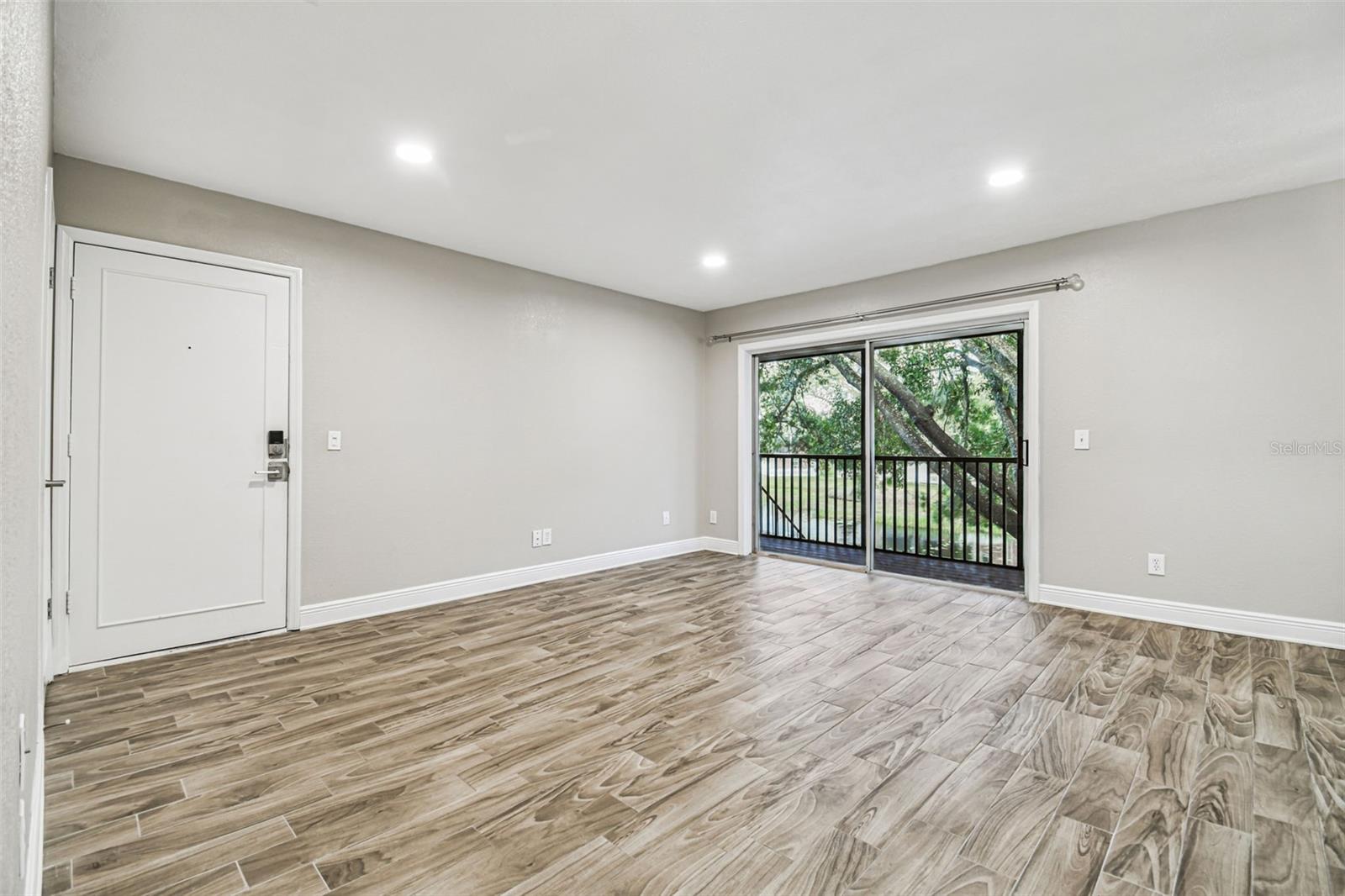 WHISPERING OAKS - Residential