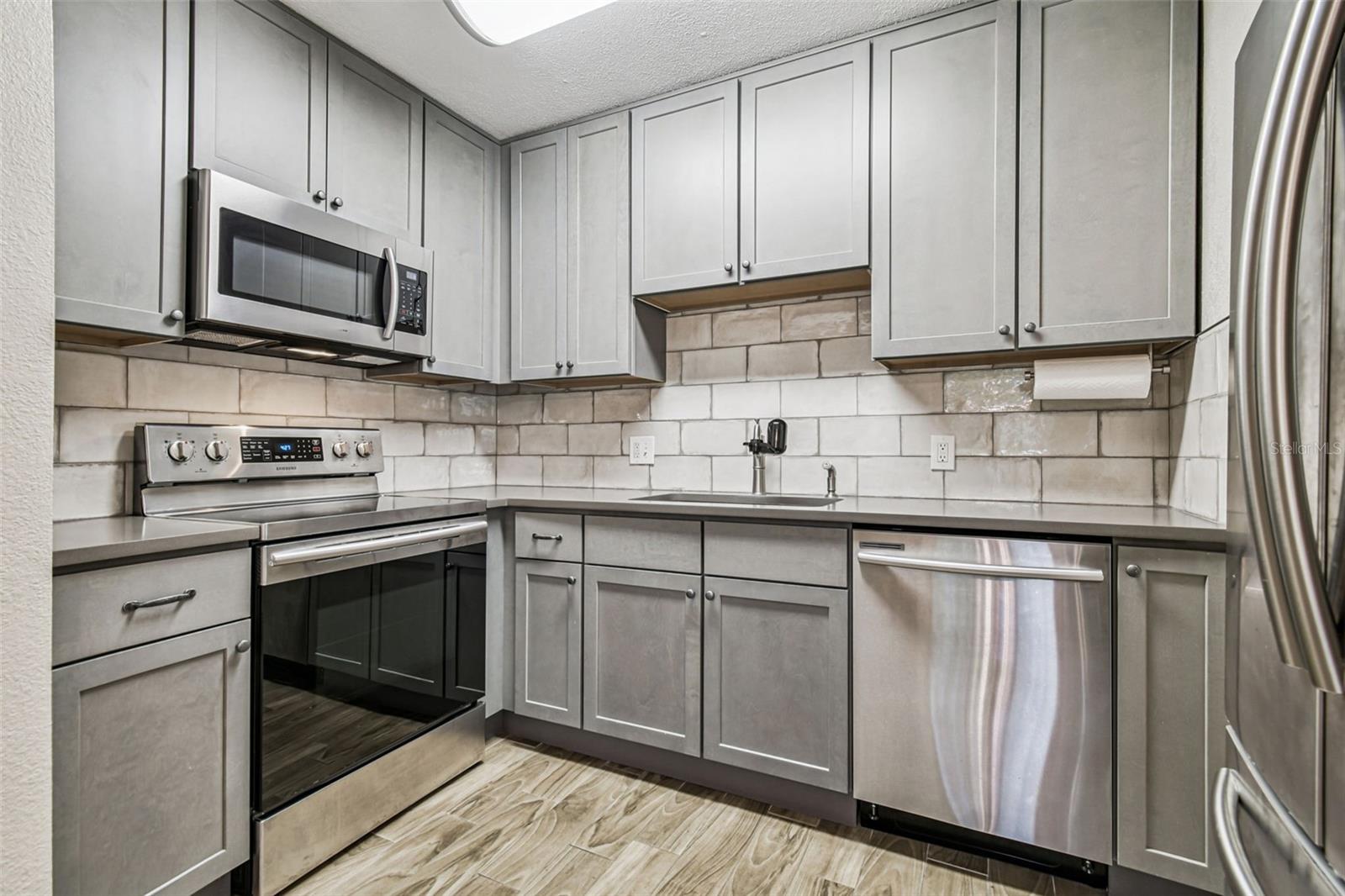 WHISPERING OAKS - Residential