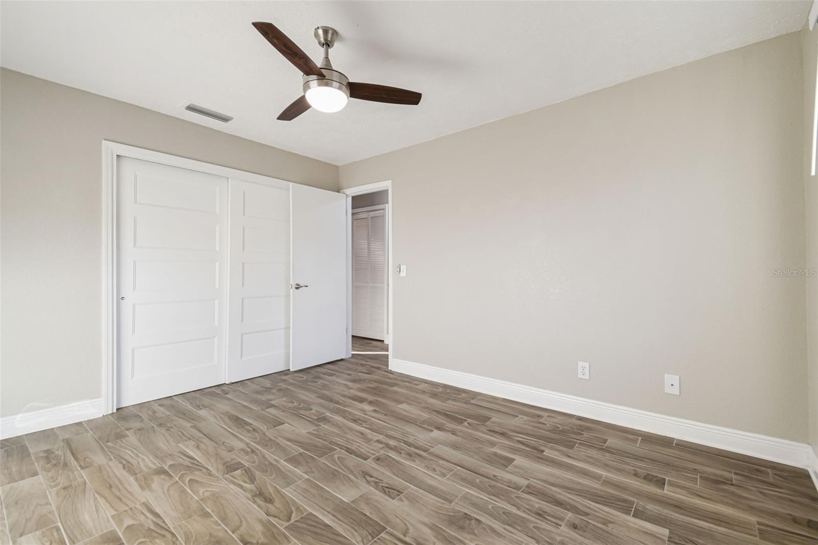 WHISPERING OAKS - Residential