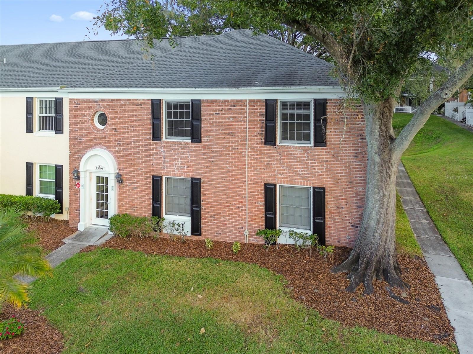 WHISPERING OAKS - Residential