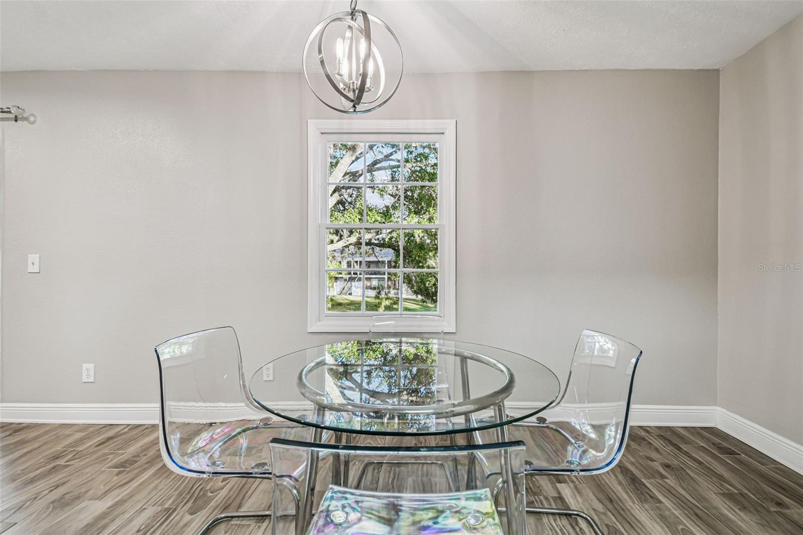 WHISPERING OAKS - Residential