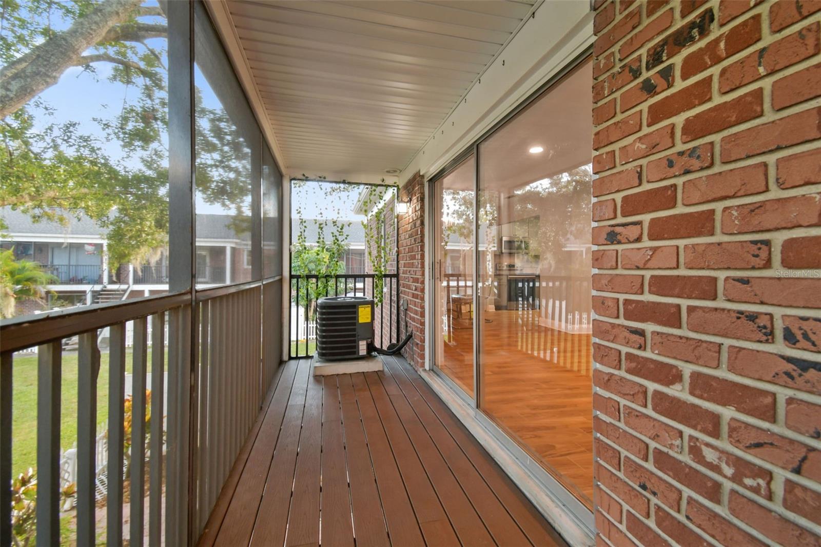 WHISPERING OAKS - Residential