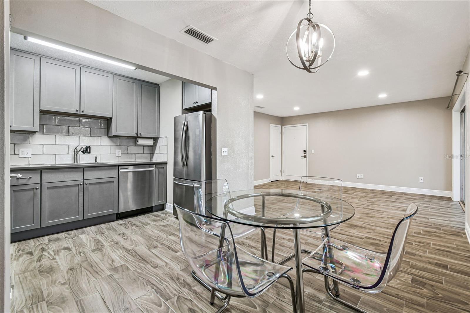 WHISPERING OAKS - Residential