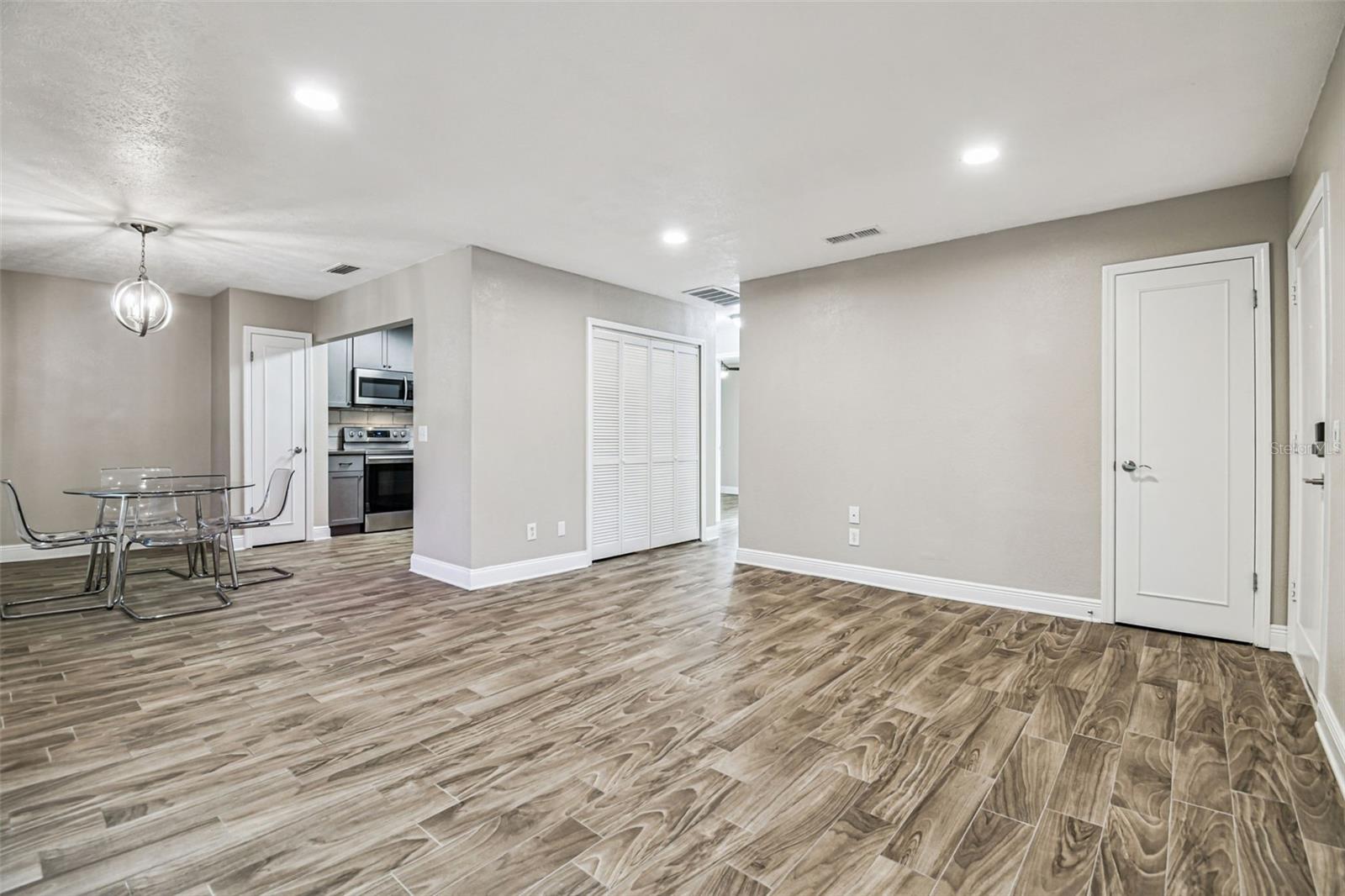 WHISPERING OAKS - Residential