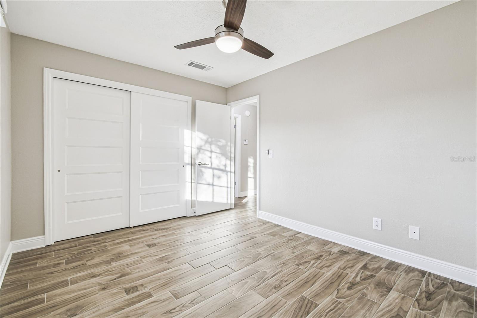 WHISPERING OAKS - Residential