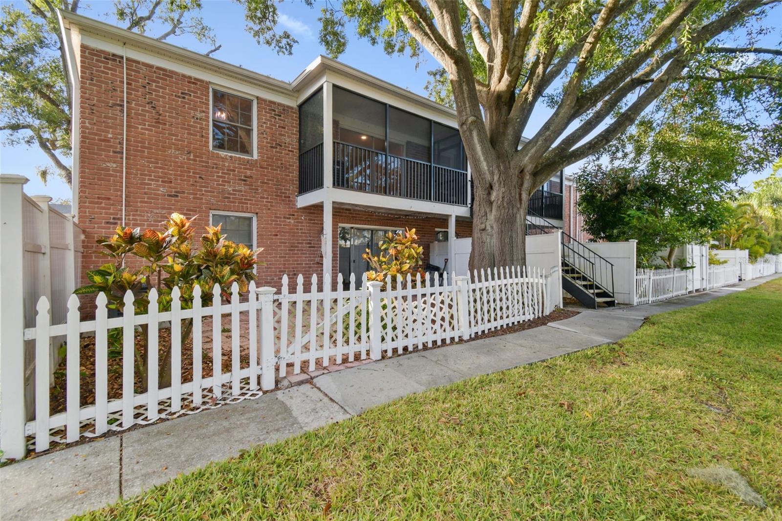 WHISPERING OAKS - Residential