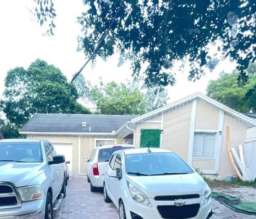 Move in ready, granite counter top, updated bathrooms, ceramic tiles throughout the house, covered outdoor
patio, Outdoor Gazebo, Outdoor storage. Closed to major highways, easy access to downtown and theme parks.