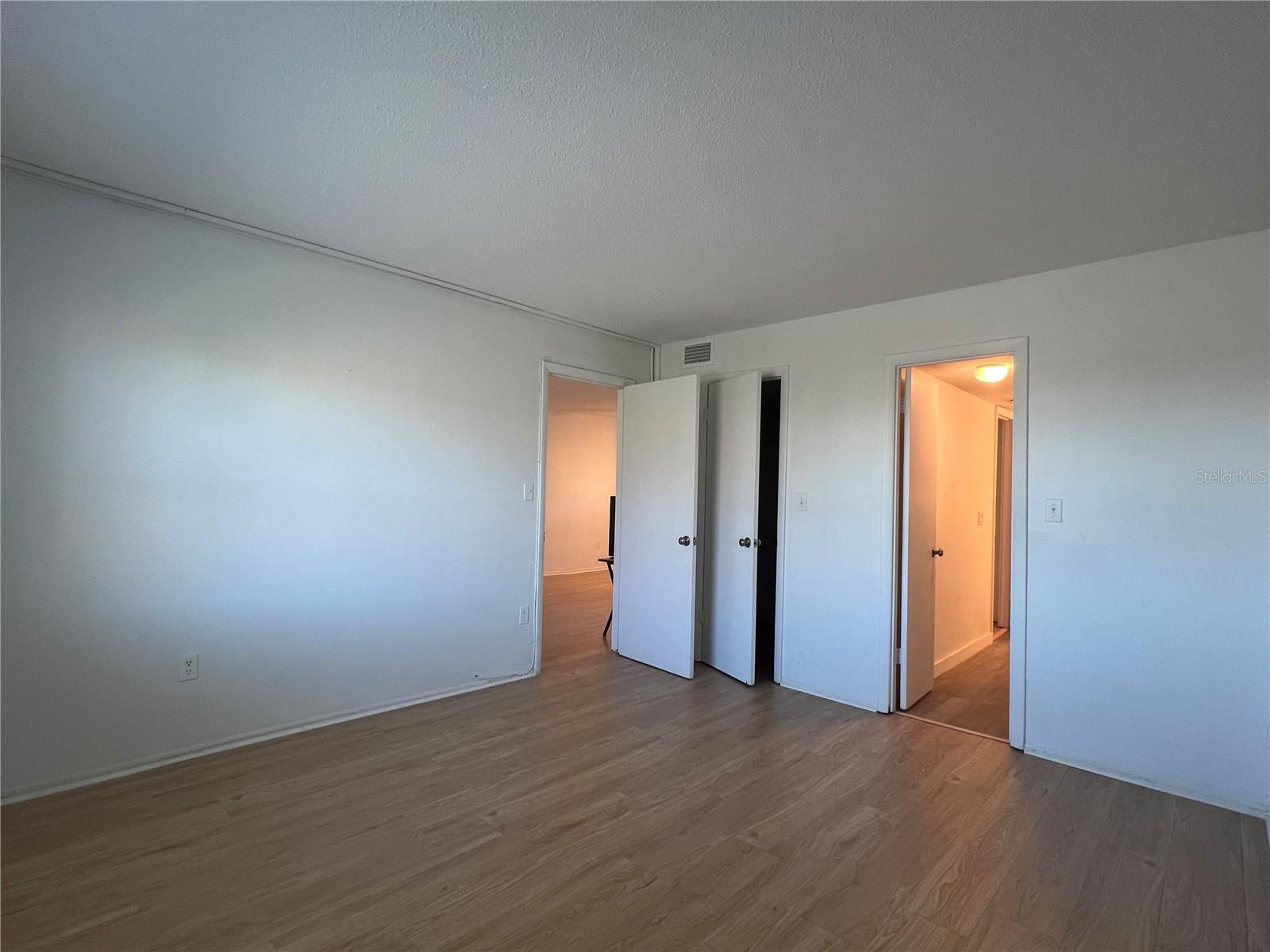 BAYSHORE ON THE LAKE APTS SEC 1 - Residential