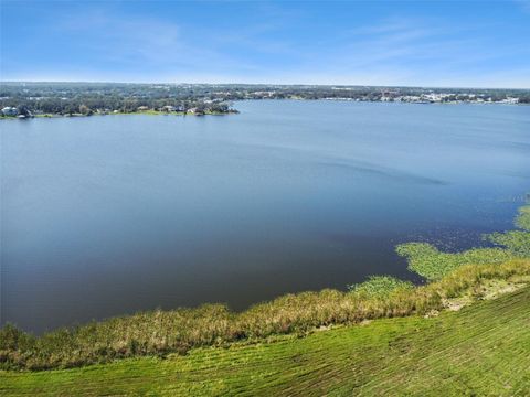 A home in LAKELAND